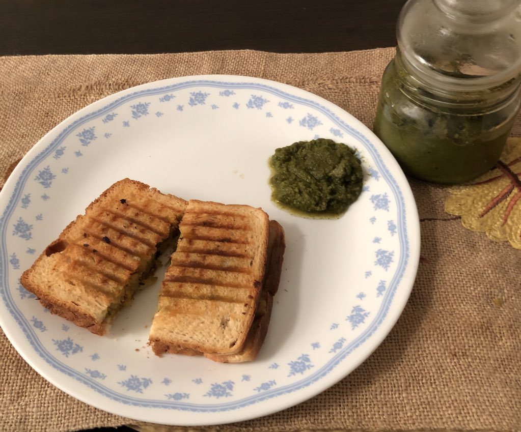 mehranshu's tweet photo. A must in your meals in #Summers!!
#Coriander and #Mint #Chutney are a simple way to take care of #micronutrients like #VitaminA,#VitamicC, #VitaminK #Copper #Iron.
Besides adding flavour to the food, it also aids #digestion. https://t.co/XnSh2c6ERa