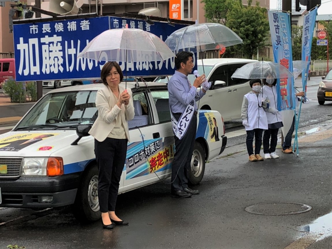 5月16日(土)午後、#小田原東郵便局 前で、#加藤けんいち から #小田原市長選挙 ご支援のお願い。皆様、ありがとうございます。佐々木ナオミ神奈川県議からは力強いエール！#コロナ 舵取役を変えるわけにはいきません。小田原の未来も争点！市政の主人公はあなたです。
#加藤憲一 #小田原市 #小田原市長