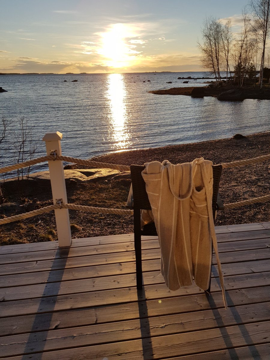 Oma maa mansikki muu mustikki. Hetken hiljaisuus kerää voimia. #auringonlasku #sauna #merenhiljaisuus #lugnet #Suomi #Finland