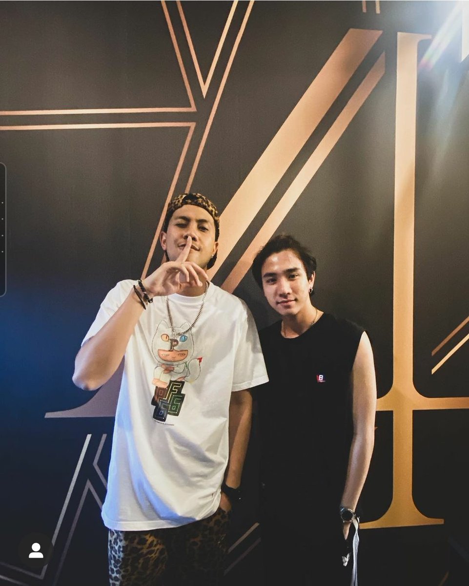 Gonghive24's tweet photo. ขอบคุณพี่เป้นะครับ คุยกับพี่เป้มาสักพักนึงกว่าจะได้อัดกัน จำได้ว่าพอเล่าโปรเจคให้ฟังพี่เป้ก้อยินดีทำเพลงให้เลย เนื้อเพลงแต่งออกมาแบบไม่มีอะไรให้แก้ตั้งแต่ดราฟแรกเหมือนพี่เป้อยู่ในเรื่องด้วยตั้งแต่แรกทั้งๆที่ส่งเรื่องย่อให้อ่านแค่นั้น รอฟังกันนะครับ ปล.มีเพลงอีกเยอะจากหลายนักดนตรี https://t.co/JTPHgePs55