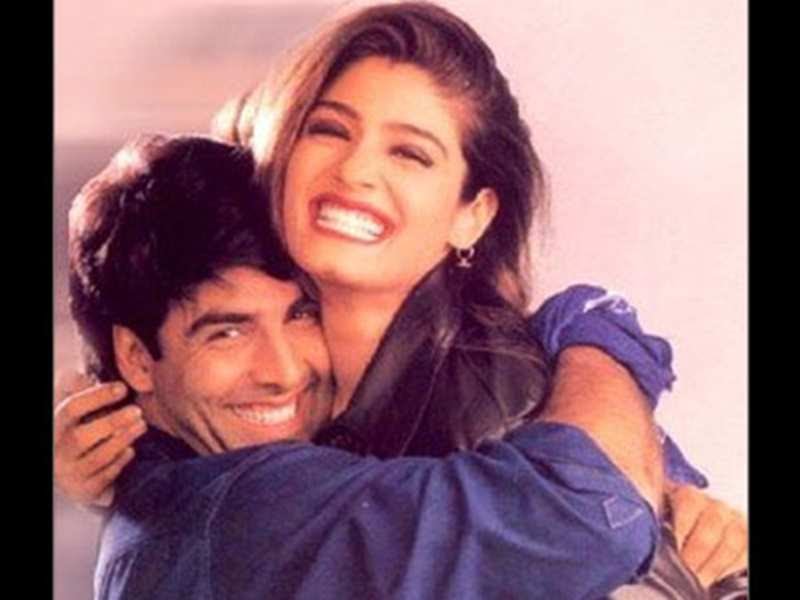 RihemJb's tweet photo. My fav #90scouple 💕 @akshaykumar &amp; @TandonRaveena ❤❤❤❤
This makes me nostalgic for the first movie I ever watched starring #Akki and which made me fall in love with him 😍😍 #Barood
#90sNostalgia 
#90smovie https://t.co/BEq6UNw0CH