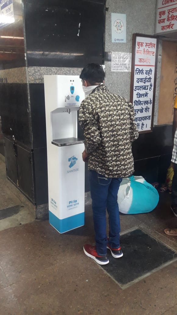 pilofoundation's tweet photo. Pi-Lo Hand Sanitizer and temperature screening booth installed at New Delhi Railway Station.

#MakeinINDIA,#automaticsenitizer
#AutomaticDispenser #covid19 #Disinfection #killsgerms #Hygiene  #Germsfree #sanitizer #covid #corona #handsanitizer  #tempeaturescreening #thermal https://t.co/FOF6BIHJne