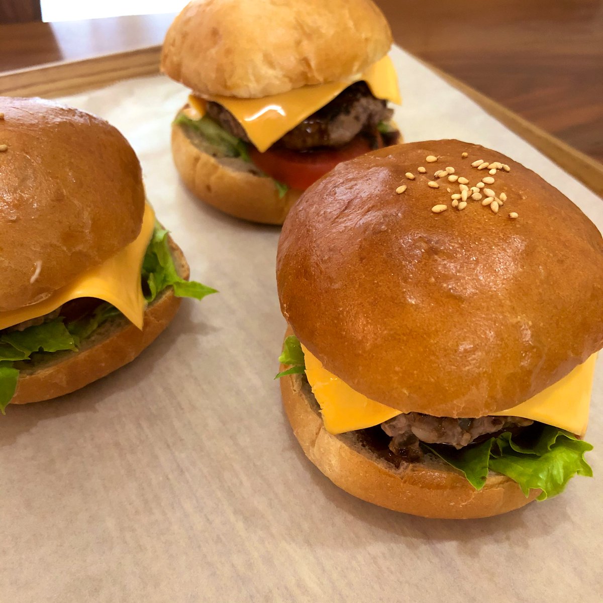 与田想 Dotworks 昔からミンチ肉を自作してハンバーガー作るのが夢だった というわけで今日はハンバーガー自作 全粒粉入れて焼いたバンズに塊肉刻んで捏ねたパティ挟んでチェダーチーズ うまいーーー