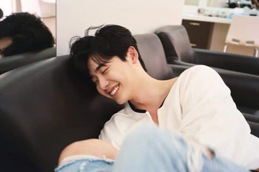 kdramacuddles's tweet photo. Lee Jong Suk being your boyfriend be like;
#leejongsuk #fanbase #fanpage #faacc #boyfriendmaterial
#whileyouweresleeping #Pinocchio https://t.co/oNCCXc5DVj