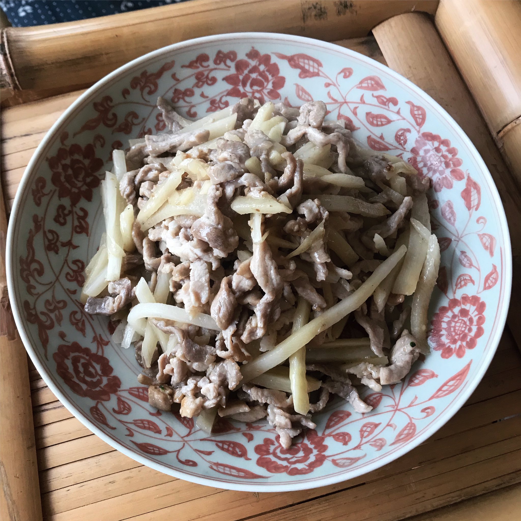 酒徒 しゅと 酸筍炒肉絲 塩 酒 片栗粉で下味を付けた細切り豚肉を炒め 同じく細切りにした発酵筍 を炒め合わせ 醤油少々で香りを付ければ出来上がり 立ち昇る強烈な発酵の香り 片栗粉でちゅるんとした豚肉とシャッキリ筍がよくからんでとても旨い