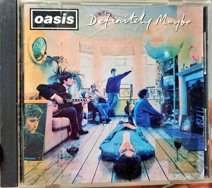 今日の一枚。
オアシス『ディフィニトリー・メイビー』

粒の荒いどしゃ降りギターサウンドの中でこだまするリアムの歌声は天使そのもの。
これを爆音で聴くと、本物のライブ会場にいるみたいな臨場感が出るの!

「ファーストアルバム最強説」を私が信じて止まない理由ですね。 