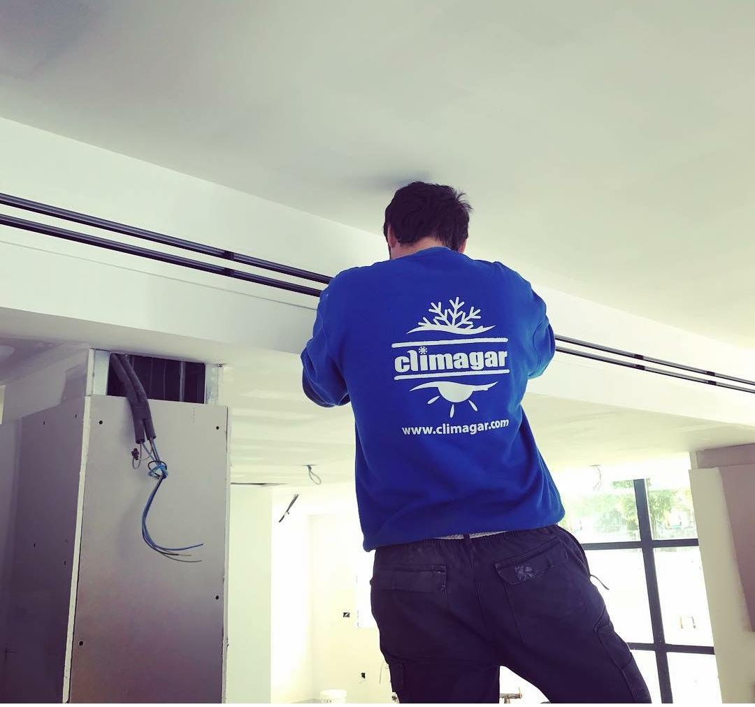 CLIMAGAR's tweet photo. Somos la solución para la perfecta climatización de tu hogar o espacio de trabajo.
#climagar #aireacondicionado #airesacondicionados #reformas #aireconductos #reformasmadrid #aerotermia #geotermia #sueloradiante #bombadecalor #mantenimientoaireacondicionado #aire #airelimpio https://t.co/V2ylK0IMNW