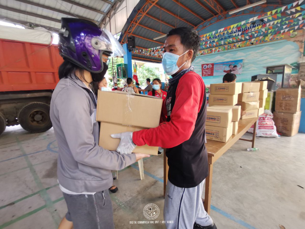 valenzuelacity's tweet photo. Ngayong simula ng MECQ, tuloy-tuloy pa din ang redemption ng ating food packs sa mga designated pick-up points. Sundin ang detalye sa inyong hawak na food voucher at dalhin ito sa redemption venue. #AlagangValenzuelano https://t.co/ydVmgH7Qhl