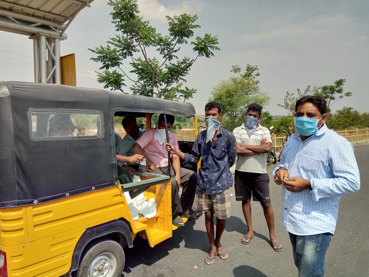 Good samaritans like Muddu Shekar Reddy of Chilamathur are distributing food and water (near Bagepalli) to those walking on the highway for the past few days. Watch out for his interview I'll be posting soon. He has seen thousands of people walk by. (7/n) #MigrantLivesMatter