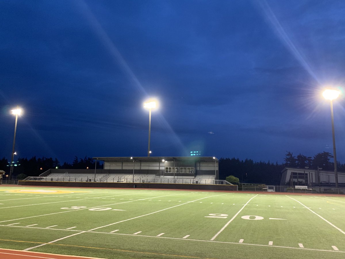 nbathletic's tweet photo. Another great week to be a Bulldog!  Celebrating our Seniors #ClassOf2020 #bethelightor #OSAA #itsagreatdaytobeabulldog https://t.co/0SzMXWtzGm