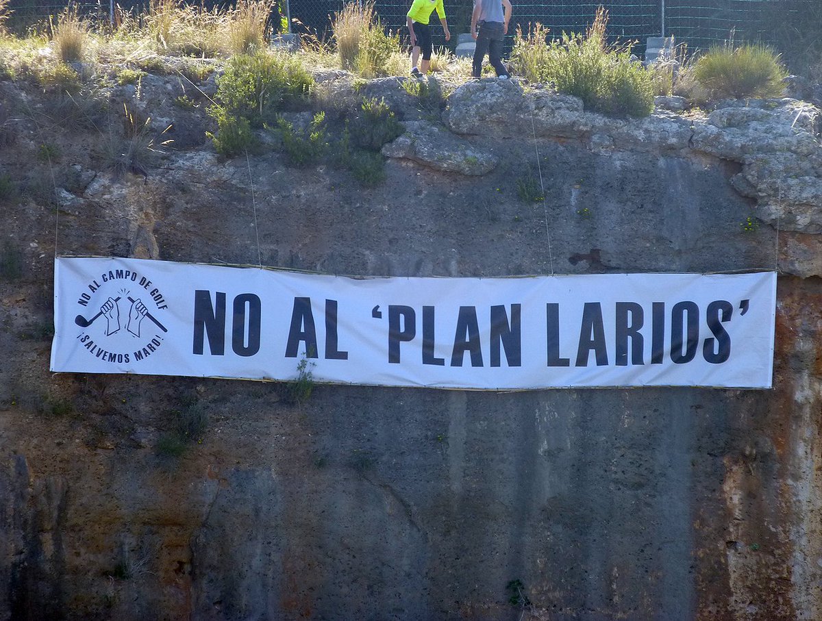 otro_y's tweet photo. Primera acción de protesta directa el 15 de mayo de 2017 para dar a conocer nuestra oposición al 'Plan Larios'. 
#noalplanlarios #hayalternativas #salvemosmaro #salvemosnerja #agricultura #cultura #memoriahistorica #pelotazourbanistico #urgente #Maro #Nerja https://t.co/IovFmZFeVG