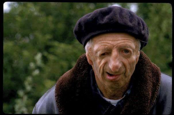 A Petit Pierre le gustaba decir que nació "sin terminar". Medio ciego, casi sordo y mudo, apenas sabia leer y escribir. A la edad de siete años lo retiraron de la escuela para confiarle el “oficio de los inocentes”: pastor.