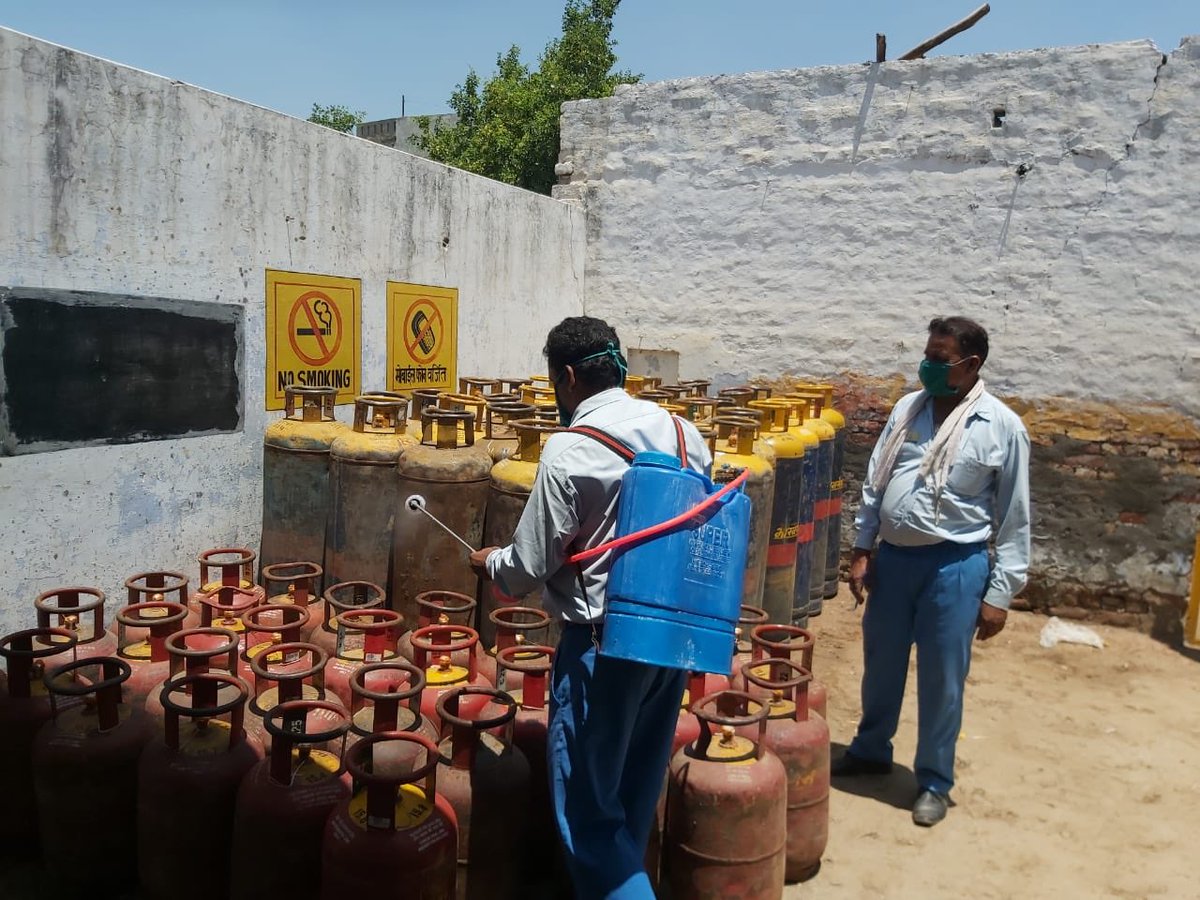 BPCLLoni's tweet photo. #StayHomeStaySafe #BharatgasfightsCorona We are delivering completely safe cylinders at your premises. Sanitization being done at bottling plant and at distributor godown. M/s Jindal Gas, Muradnagar @BPCLimited @time3027 @Ajay_Mishra01 https://t.co/MmIcHFSeRX