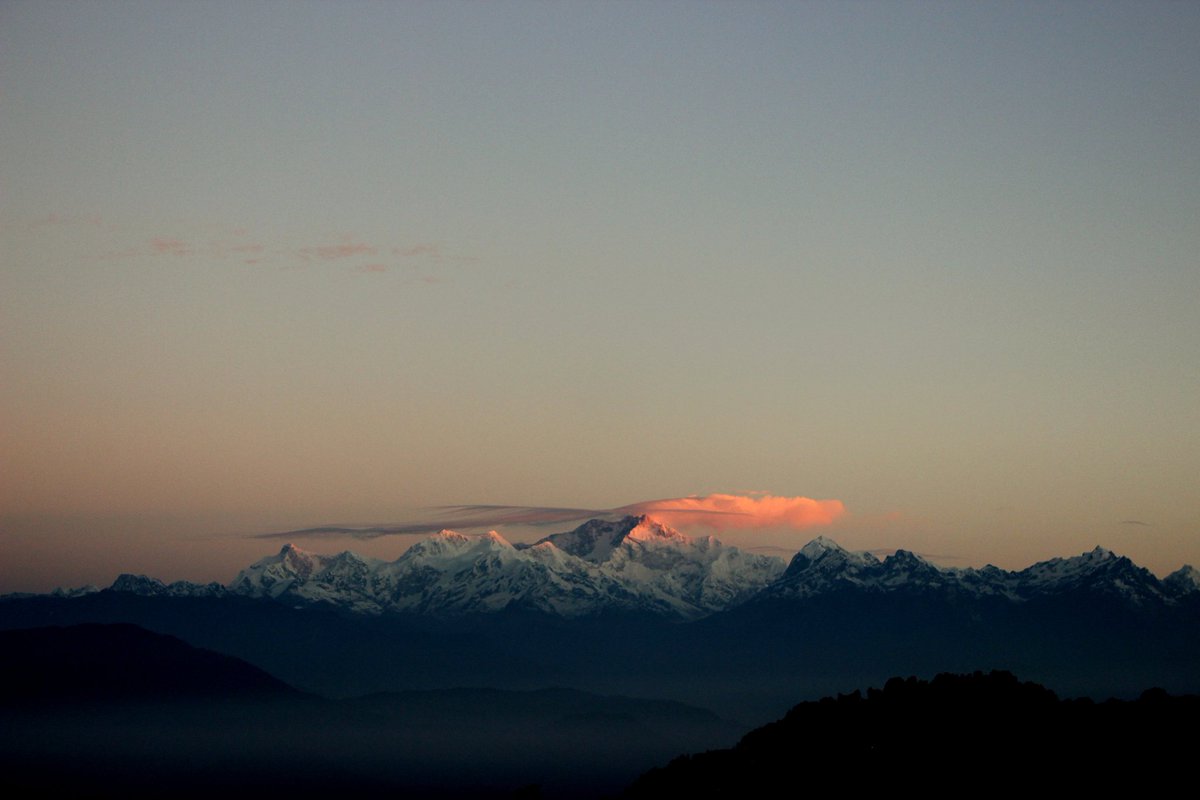 la_edgaria's tweet photo. This is how we see the first ray of sunlight touching the summit from Darjeeling...
Shot by canon from my rooftop
#darjeeling
#kanjanjunga range https://t.co/crpOYkowIE