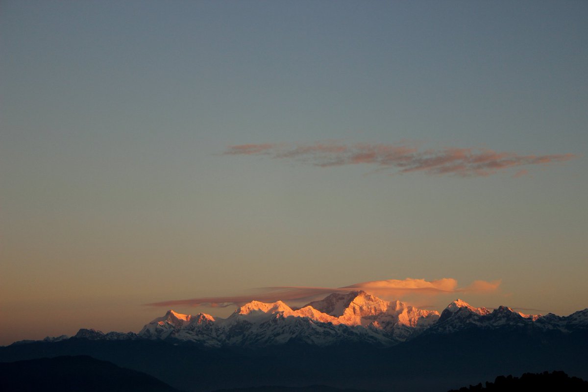 la_edgaria's tweet photo. This is how we see the first ray of sunlight touching the summit from Darjeeling...
Shot by canon from my rooftop
#darjeeling
#kanjanjunga range https://t.co/crpOYkowIE