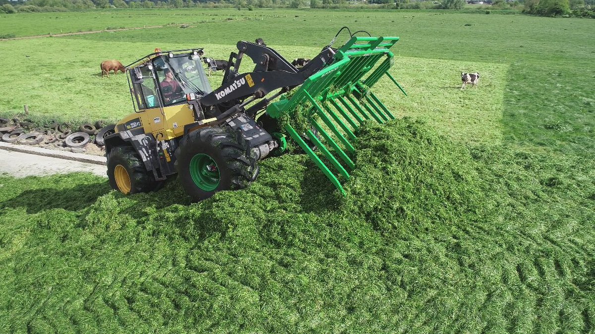 samcosystem's tweet photo. The front #WheelExtender helping the loader to balance on the clamp while the 14 ft folding #SamcoFork making easy work of first cut silage #silage20 #silage2020 https://t.co/EzcSb5gbc1