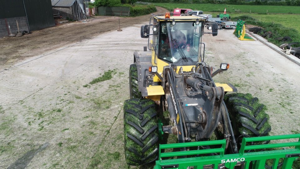 samcosystem's tweet photo. The front #WheelExtender helping the loader to balance on the clamp while the 14 ft folding #SamcoFork making easy work of first cut silage #silage20 #silage2020 https://t.co/EzcSb5gbc1