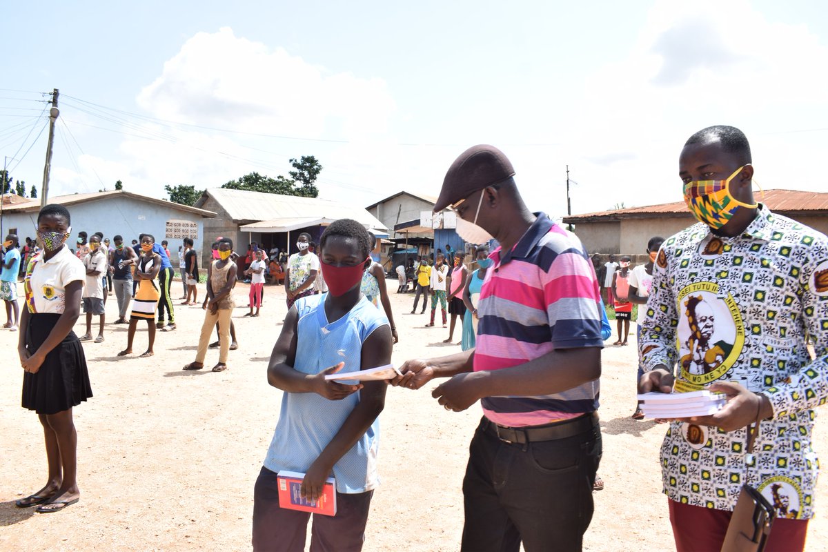 Otumfuofdn's tweet photo. Sabin Akrofrom community benefits from "Project One Story Book One Dictionary."
Promoting reading and learning whilst at home as schools remain closed.
Thank you Nana Osei Kofi for your support.
#OneStoryBook
#OneDictionary
#SupportBasicEducation https://t.co/PZjhBNB6FS
