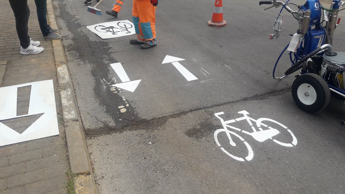 IBB_Bisiklet's tweet photo. An itibarıyle Göztepe Parkı'nın köşesinden başlayarak Bağdat Caddesi'ne doğru ilerliyoruz. İstanbul'un 3km uzunluğundaki ilk popup bisiklet yolu geliyor. https://t.co/2ixATUw3Ib