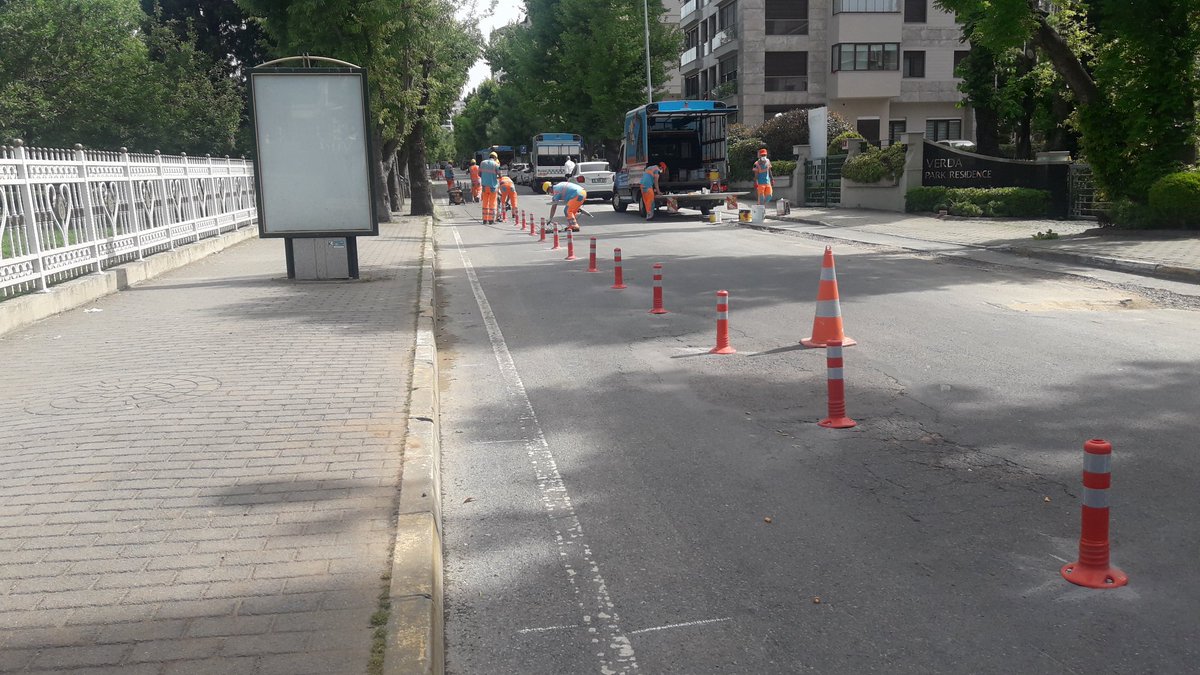 An itibarıyle Göztepe Parkı'nın köşesinden başlayarak Bağdat Caddesi'ne doğru ilerliyoruz. İstanbul'un 3km uzunluğundaki ilk popup bisiklet yolu geliyor.