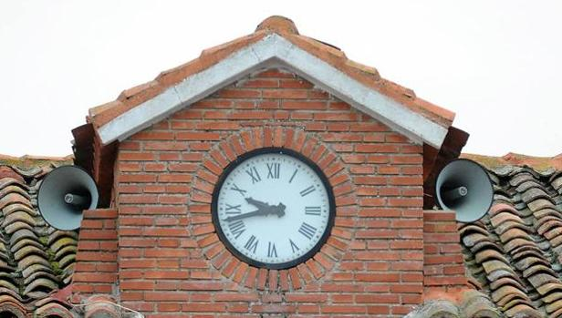 En mi pueblo, hemos pasado de la sirena que ponía el Alcalde a las 19,55 para avisar a los vecinos para salir a aplaudir, a que toda la gente antes de cenar, sale a escurrir a golpes, las cacerolas.
Hace días que ya no suena la sirena