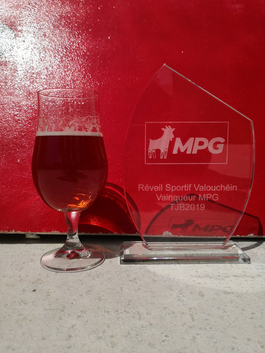 auTocoLent's tweet photo. @MonPetitGazon Profitons du déconfinement pour fêter la fin de notre saison #MPG ! Remise du trophée au vainqueur @Val_Crp 🥇🎉 https://t.co/56nLCgiens
