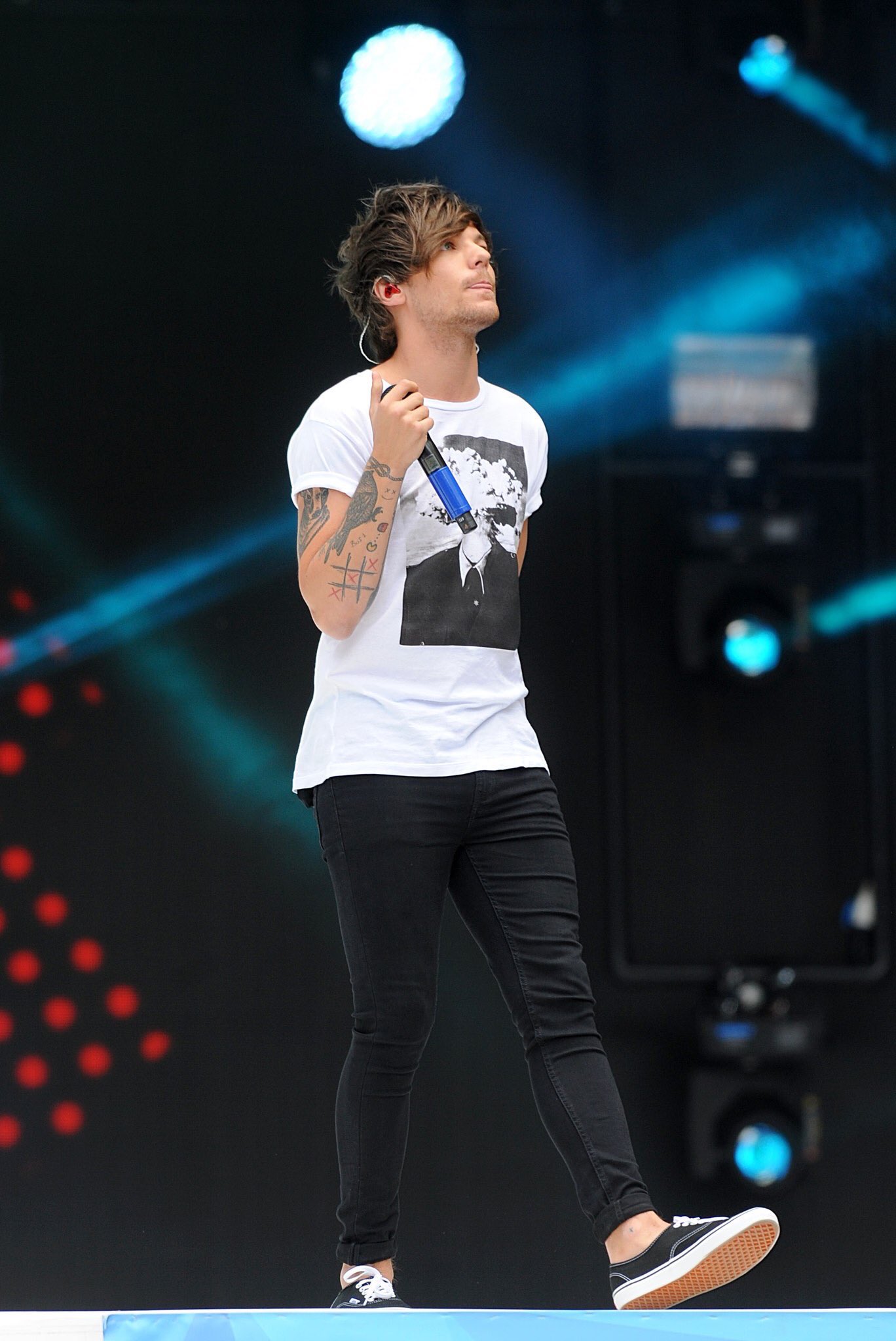 Only One Direction for Louis Tomlinson's jeans… ;)