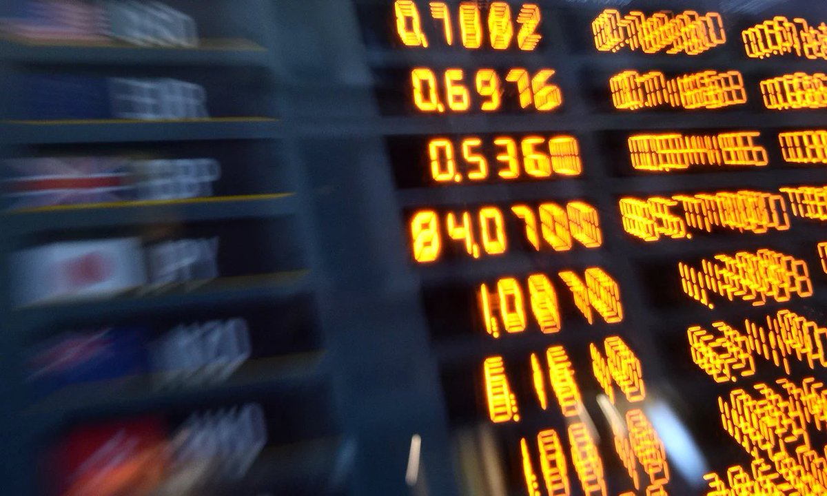 elmundotoday's tweet photo. Un potente zoom desenfocado de números de la Bolsa informa a los analistas de que algo ocurre con la economía: https://t.co/o1XiNWmohx https://t.co/5v1aTiVLhe