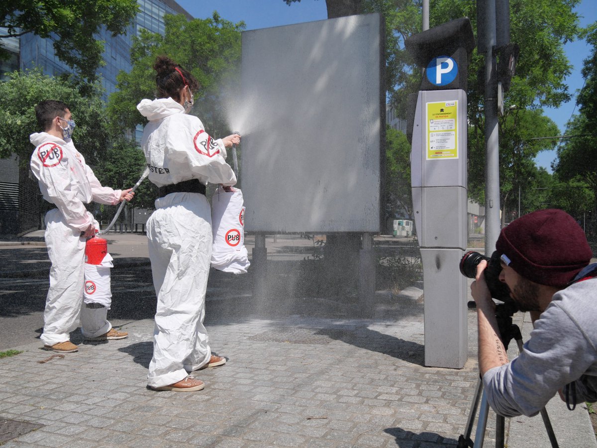 PubBusters's tweet photo. Les #PubBusters s'associent à l'action de @xrFrance ! ✊
Le #déconfinement nous permet de retrouver l'espace public… mais il est toujours envahi par la pub 😱
Il est urgent de libérer nos imaginaires et nos rues 🚫
La pub est un choix politique.
#StopPub #PasDeRetourALAnormal https://t.co/BK2h2QQQNp