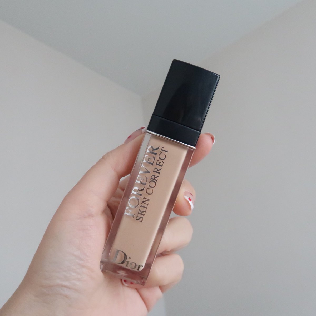 fonfondly's tweet photo. ช่วงนี้ไปไหนก็ต้องใส่แมสตลอดเลยไม่อยากทาลองพื้นใช้ Dior Forever skin correct ตัวเดียกริบเลยปกติไม่ค่อยชอบใช้ คอลซีลเลอร์เลย เพราะตกร่องตาหนักมากกก แต่ตัวนี้ไม่ กับช่วยเติมให้ผิวดูฟูขึ้น ฝนทาแค่ใต้ตา ข้างจมูก คางเบาๆ เนียนมากกพิกัด : ไลน์ @diorthailand ใครสะดวกไปห้างก็ไปช้อปเลย https://t.co/ux7d5pS2ar