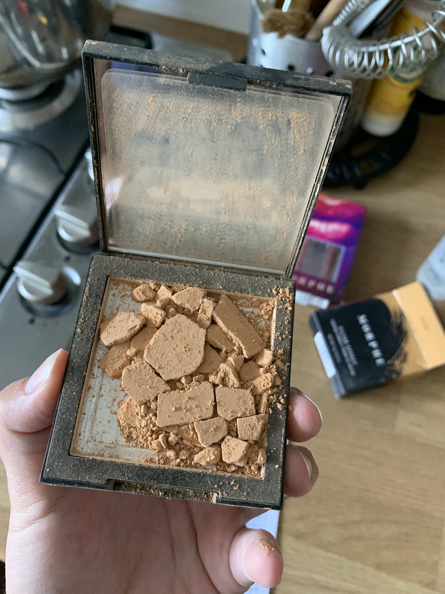 elballantyne's tweet photo. You know you’re off to a bad start when Hermes deliver your package 🙄 @MorpheBrushes https://t.co/GhHsIfaDSh