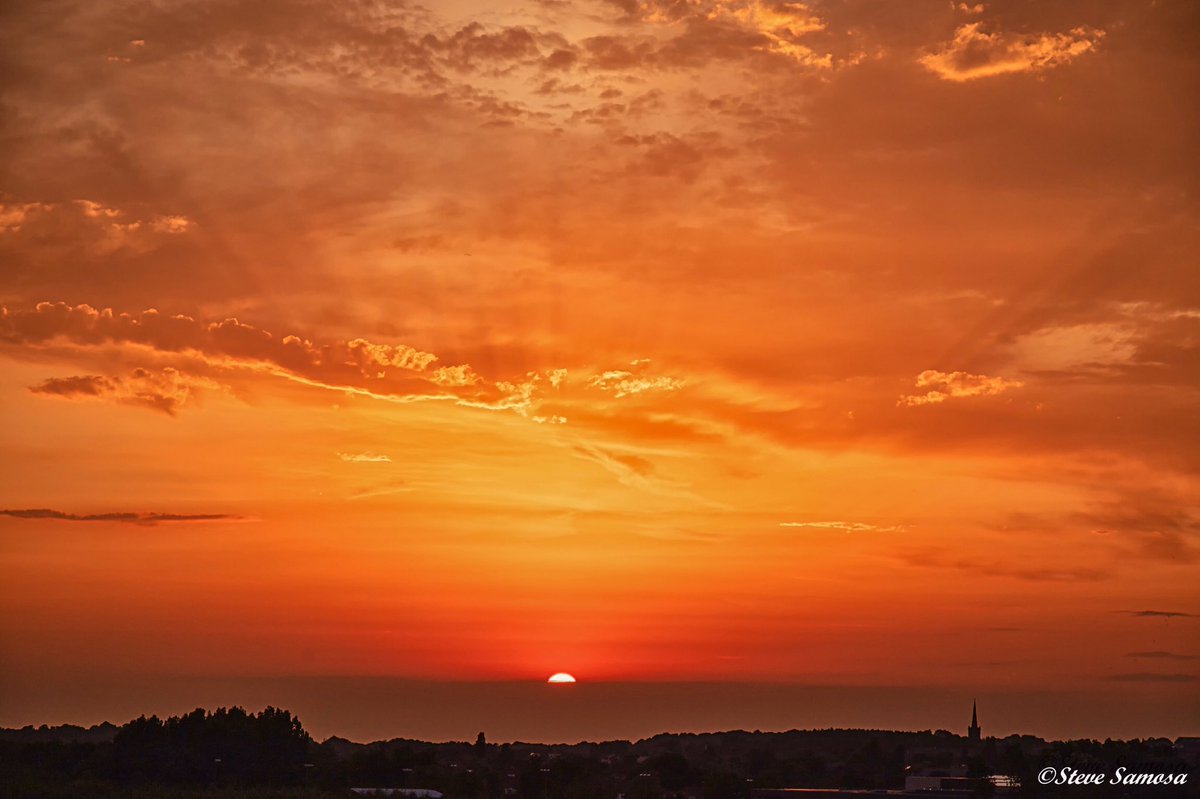 stevesamosa's tweet photo. Gorgeous sunset over #Prescot
#StormHour #sunsetphotography #sunsetlover #sunset #sundown #knowsley #churchspire #SunLockdown
@Beau_Liverpool @PrescotOnline @PrescotTown @loveprescot @scousescene @PrescotChurch https://t.co/enhEqFRoWL