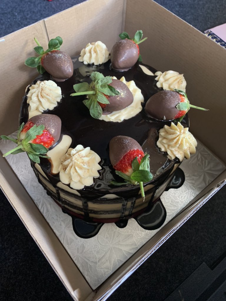 LILYmdaki's tweet photo. She eats cupcakes and cakes #GirlsTalkZA #GirlTalkZA #GirlBuyZA #cake #sheeats #lockdown https://t.co/6qXIlI3jzz