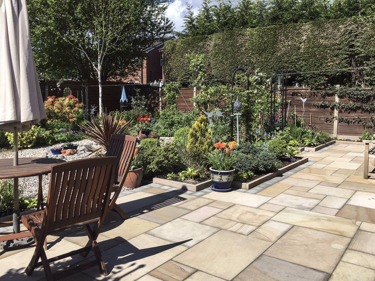 TottLandscapeCo's tweet photo. Busy week, new #patio laid,#MarshallsVersuro #paving ,happy customers,well deserved weekend rest https://t.co/CHbaW16vmX