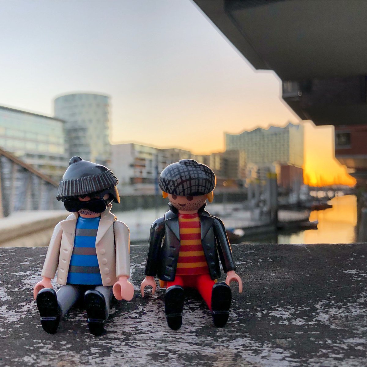 PeteAndRob's tweet photo. Enjoying the sunset at Hamburg Hafencity. ⚓️ Check out the Elbphilharmonie in the background... 🌅😍
.
.
.
#playmobil #playmobil3161 #playmogangsta #ontheroad #hamburg #hamburghafencity #myplaymobilproject #playclicks #playmomania #playmobilfans #playmobillion #clicks https://t.co/1MqxGOe6St