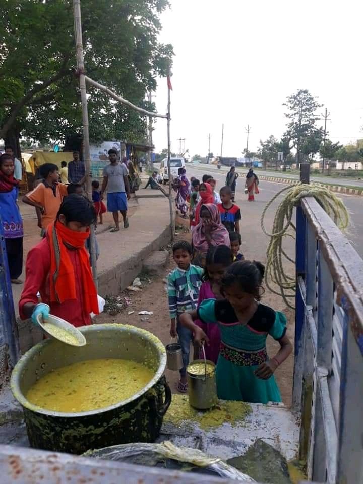 IYFIndia's tweet photo. #Drive44! Delivering Smiles! No Empty Stomach!
Our #CoronaWarriors took our initiative of
#FeedingSouls forward along with Shri.Hira
Ram Toofani,
Ex-MLA,Kanke,who joined us
yesterday for distribution,to deliver Rations Kits,
Food Packets and Khichdi to needy #lndiaFightsCorona https://t.co/QErYkWDdRR