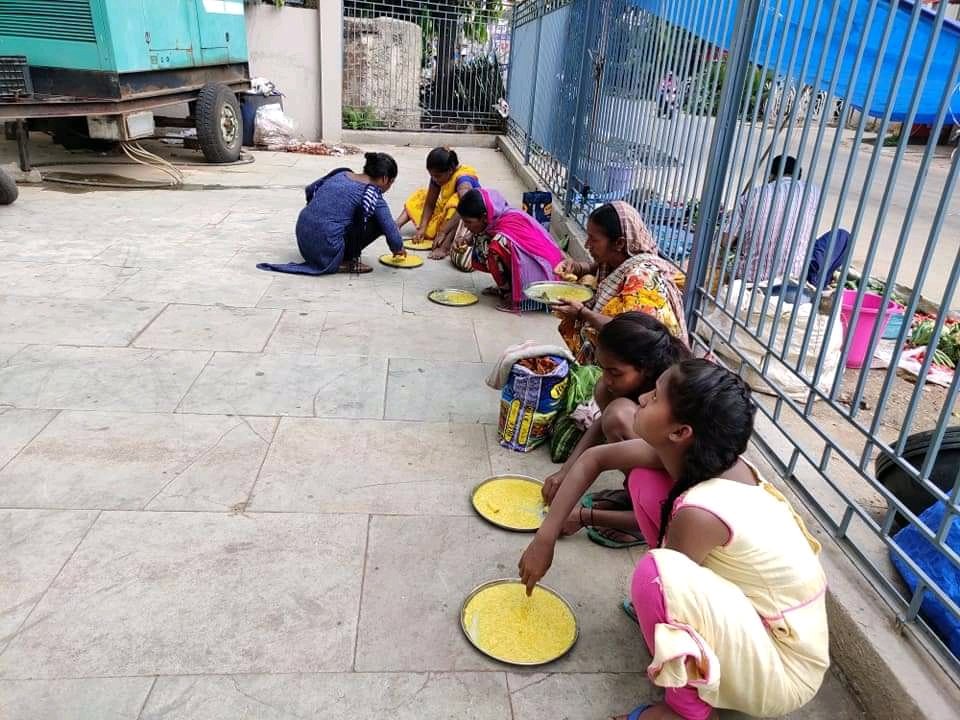 IYFIndia's tweet photo. #Drive44! Delivering Smiles! No Empty Stomach!
Our #CoronaWarriors took our initiative of
#FeedingSouls forward along with Shri.Hira
Ram Toofani,
Ex-MLA,Kanke,who joined us
yesterday for distribution,to deliver Rations Kits,
Food Packets and Khichdi to needy #lndiaFightsCorona https://t.co/QErYkWDdRR