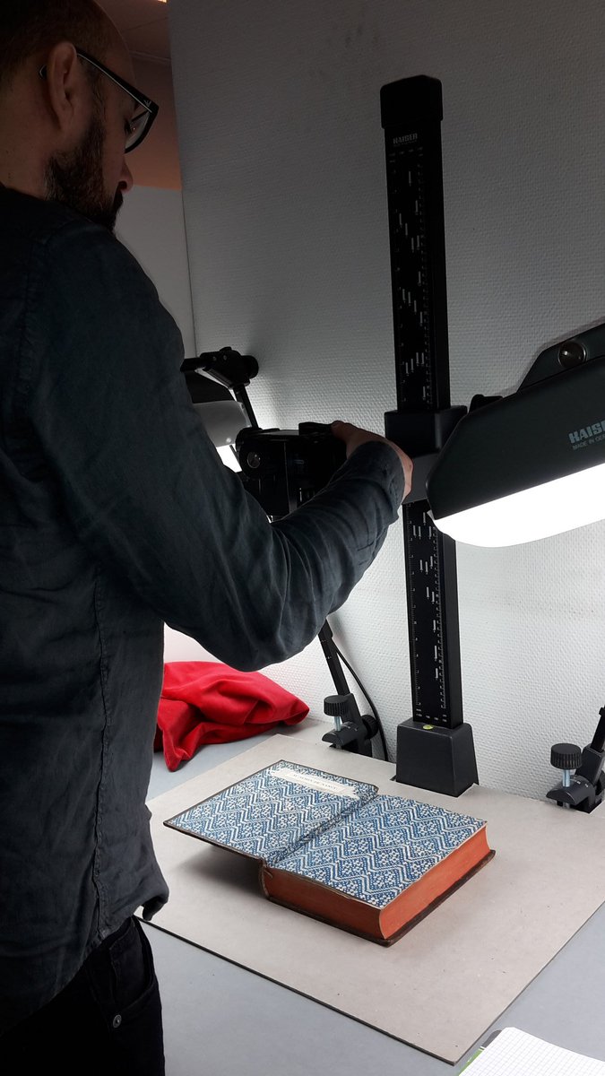 LimediaGalerie's tweet image. Enrichir une #Bibnum comme #LimediaGaleries, c'est aussi en amont un gros travail de #numérisation, que nous vous proposons de suivre régulièrement avec #àlaRepro. Scanner professionnels, appareils photos 📷, ou campagne de num, à chaque document sa #TechnologyMW