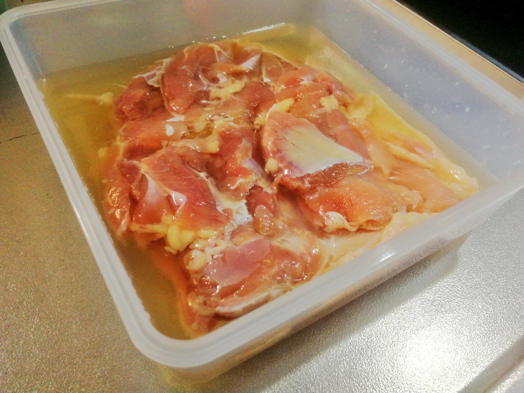 gishiru's tweet photo. 鶏もも肉を塩��漬けしています。
これをやることでしっとりした食感に。
ブライニングというやつです。 https://t.co/0fD6sRYsm5