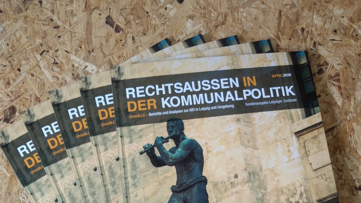 (Thread) Unsere Broschüre "Rechtsaußen in der Kommunalpolitik. Berichte und Analysen zur #noAfD in #Leipzig und Umgebung" ist gedruckt und ab liegt ab sofort an folgenden Orten aus: