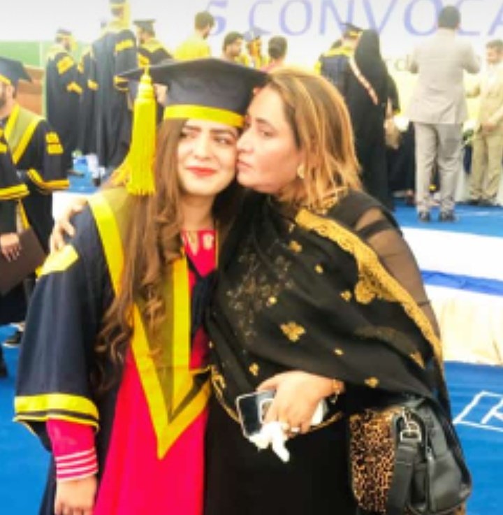 MpaShahnaz's tweet photo. میری ماء #شھید_شھناز_انصاری کے جانے سے 6 دن پھیلے مجھے اور میری بھن کو ڈگریوں سے مولا نے نوازا اور امی جان بھت خوش تھی پر کیا پتا تھا کہ کچھ دن بعد امی جان ئی چھوڑ کر چلی جائے گی.
#8feb2020
#memoriesWithAmi
InshAllah ami i will continue your mission and follow your foot step. https://t.co/9LDaA65yva