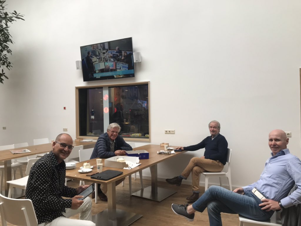 #voetbaliconen Ze zitten alweer klaar voor het #NHsportcafe <a href="/NicoDriessen/">NH Radio Sportcafé</a> <a href="/LeoDriessen/">Leo Driessen</a> Luister je mee tot 12.00 ?Morgenochtend weer tips in De Agenda op NH Radio. Onder andere een #kraamvisitetip morgen ❤️