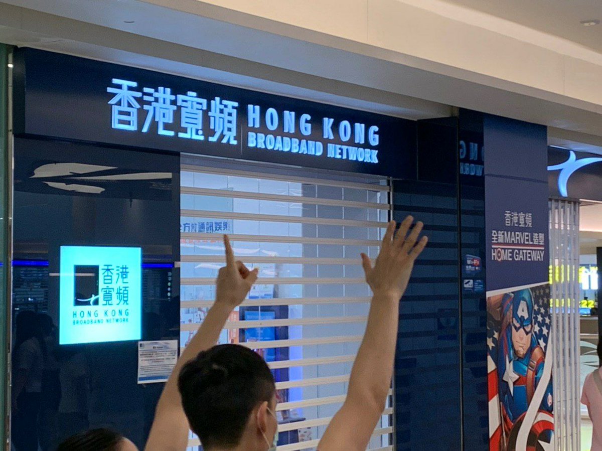 VerbatimHKG's tweet photo. Police Raise Blue Warning Flag in Shopping Mall at least SIX Times
16:00 | TKO East Point City
Riot police did not hesitate in pushing & nudging reporters. At the same time, blue flag were raised repeatedly while setting up cordon lines
#Firsthand #PoliceState #ShopWithYou https://t.co/SC8CeY28aI