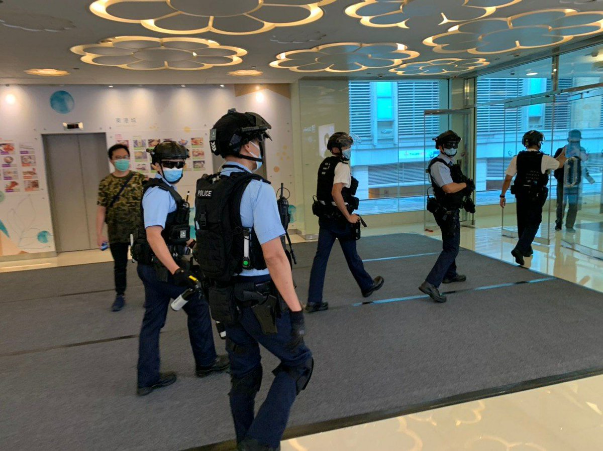 VerbatimHKG's tweet photo. Police Raise Blue Warning Flag in Shopping Mall at least SIX Times
16:00 | TKO East Point City
Riot police did not hesitate in pushing & nudging reporters. At the same time, blue flag were raised repeatedly while setting up cordon lines
#Firsthand #PoliceState #ShopWithYou https://t.co/SC8CeY28aI