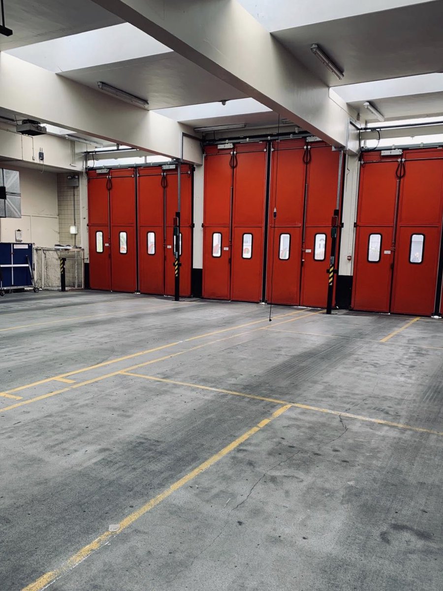HaringeyLFB's tweet photo. π’Relief Orderingπ’
SC, A332 + A335 are now assisting at this ongoing incident in @LFBBarkDag.
At large incidents fire crews will alternate every 3-4 hours to maintain a high working standard throughout firefighting operations.
#Teamwork #LondonTogether #OperationalResponse https://t.co/BhD6MYZayY