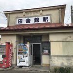 ギャップに驚く駅。田んぼに囲まれた田舎の無人駅。中に入った時の異世界感がすごい。