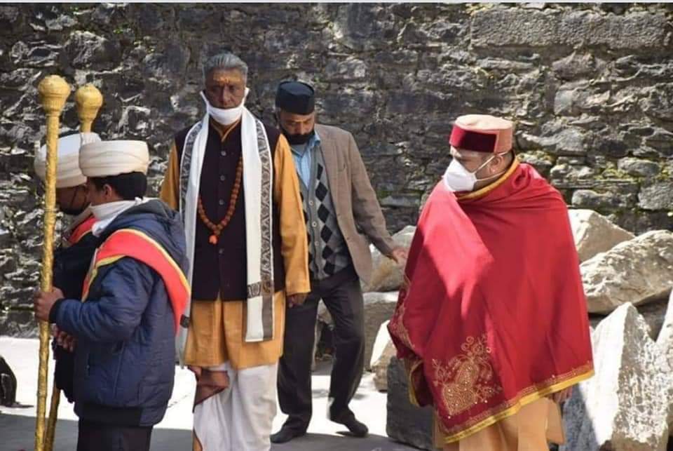 Shakti_Bhavani's tweet photo. Lord #Badrinath is the #Ishtdev of prestigious #GarhwalRifles. Every year on closing and opening ceremony of #BadrinathDham 's doors, Army Band participate as well during the process.
Main priest of #BadrinathDham called Rawal Ji, is accompanied by #Army personals every year https://t.co/niUHL0DKT7