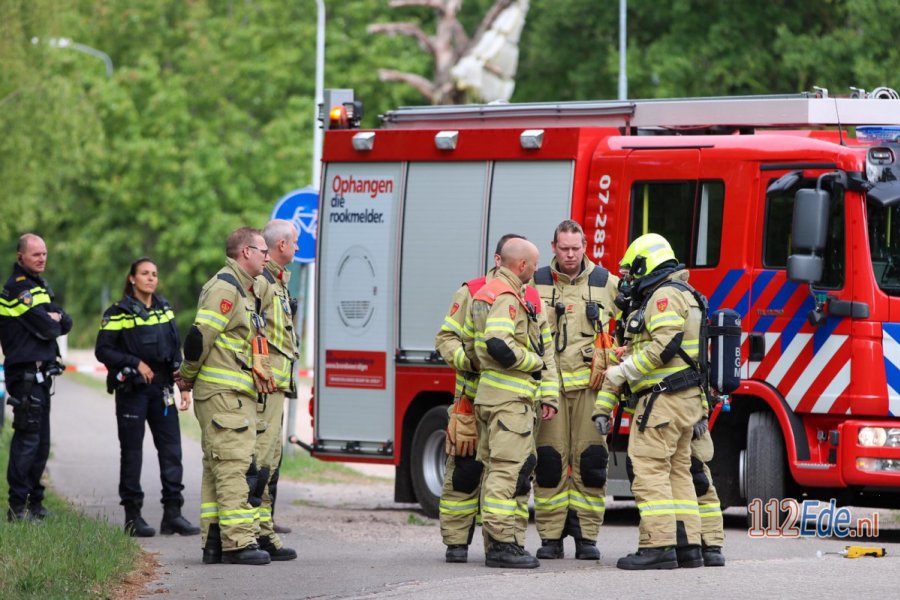 Brandweer onderzoekt vaten op drugsafval aan de Langekampweg. 112Ede.