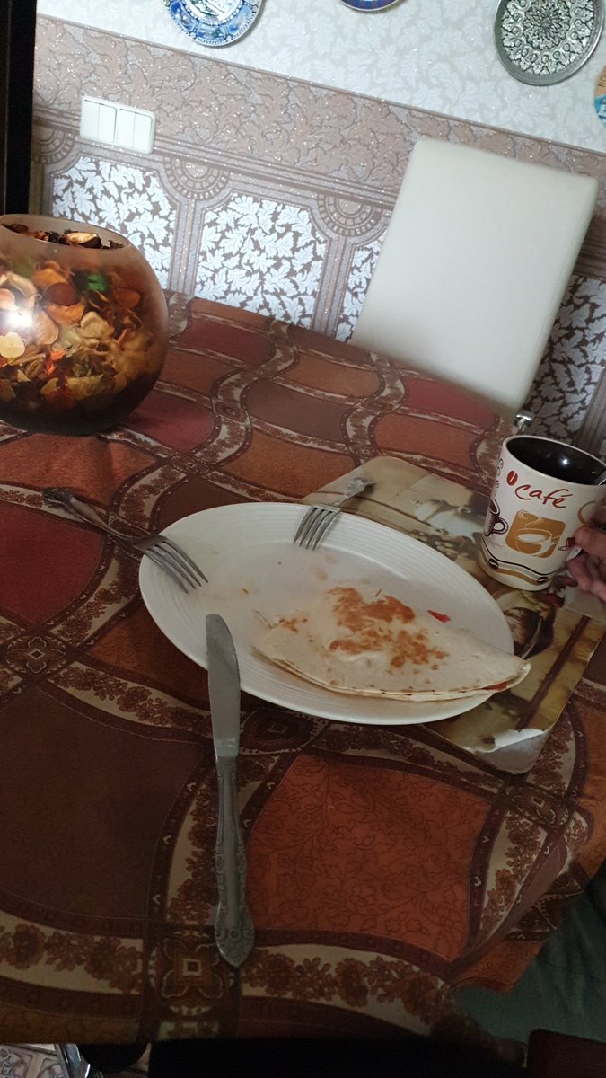 SpaEro78's tweet photo. Выглядит так, словно кушал трехрукий монстр. И самое страшное, что он недоел этот восхитительный лавашик с яичницей и сосисочкой внутри. https://t.co/l35FW0dKRX