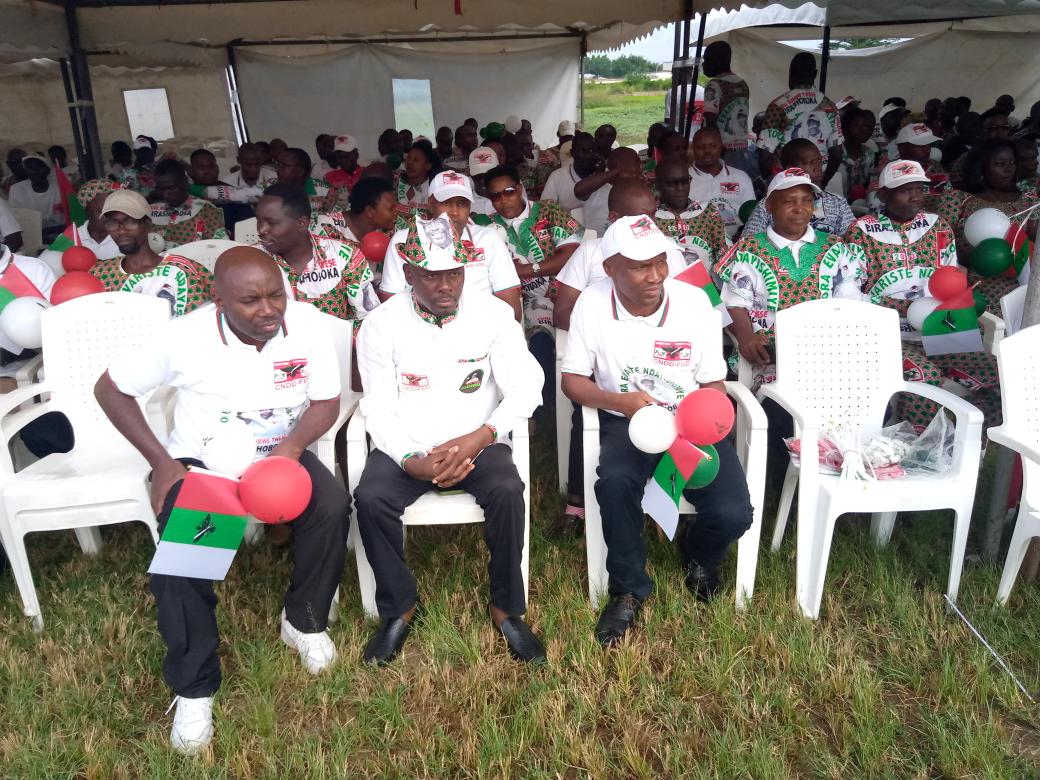 CnddFddMuramvya's tweet photo. Les Bagumyabanga de @MuramvyaProv ont rejoint la marée humaine des membres du parti @CnddFdd venus de tous les coins pour participer dans les cérémonies de clôture de la campagne électorale à l'ETS #Kamenge.
Le Bon Dieu a manifesté encore une fois sa présence.
#ToraNum1 https://t.co/ZBDxDfif2J